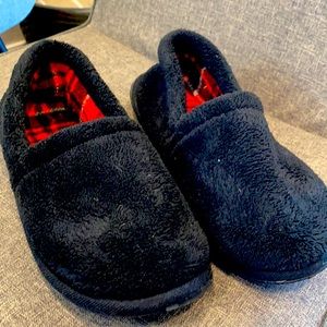 Men’s black slippers size medium or 9-10.